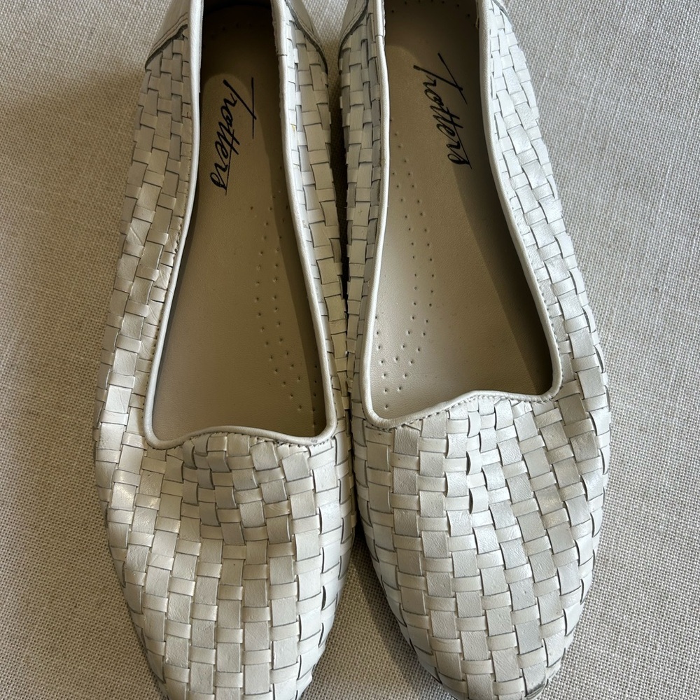 Trotters Women's White Woven Loafers
